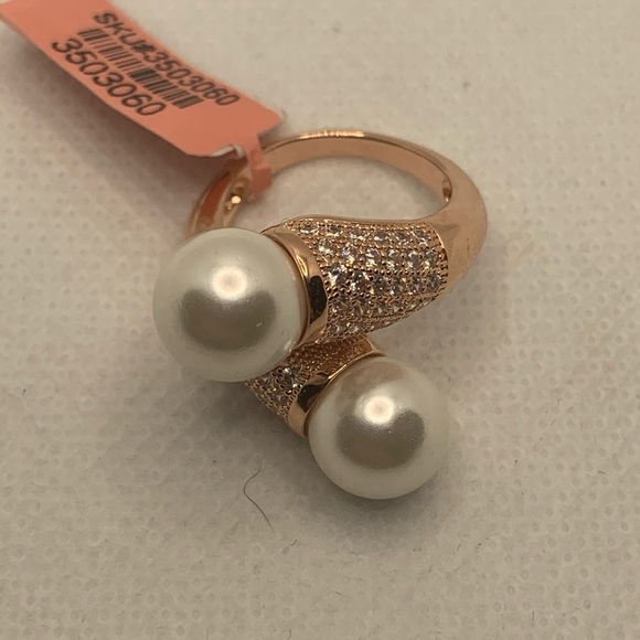 SHELL PEARL SIMULATED DIAMOND RING - Picture 3 of 8